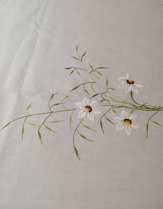 Mantelería antigua de hilo bordada a mano