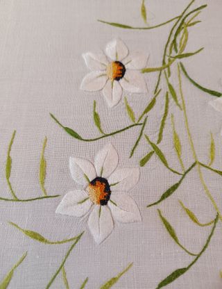 Mantelería antigua de hilo bordada a mano