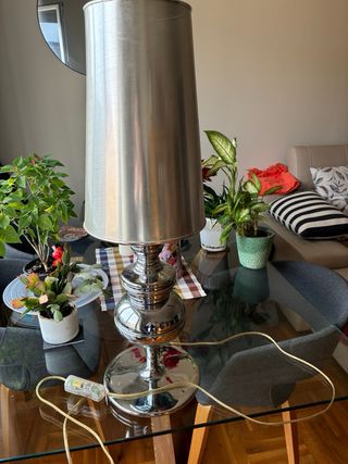 Lámpara de mesa grande metal