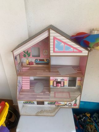 Casita de muñecas de madera