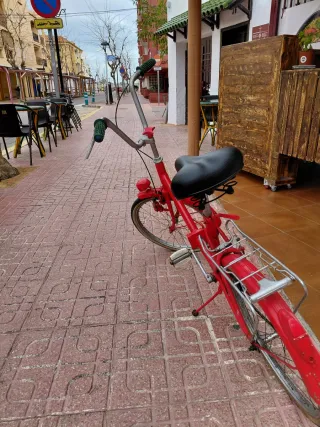 Bicicleta roja pintada
