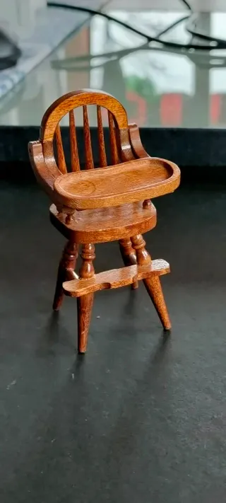 Trona de madera para casa de muñecas