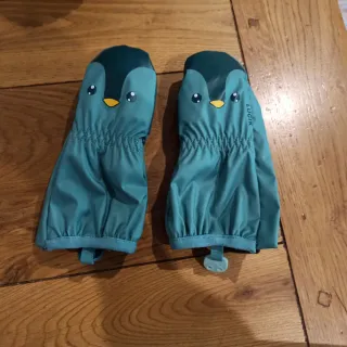 Botas de nieve talla 20-21 y manoplas 12-18 meses