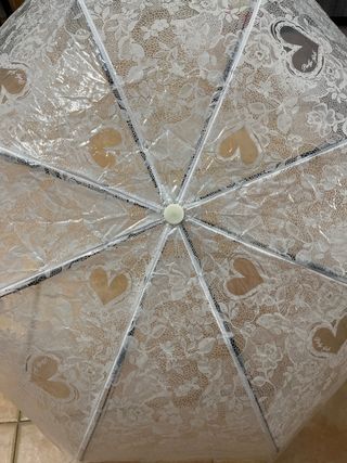 Paraguas blanco con encaje y corazones