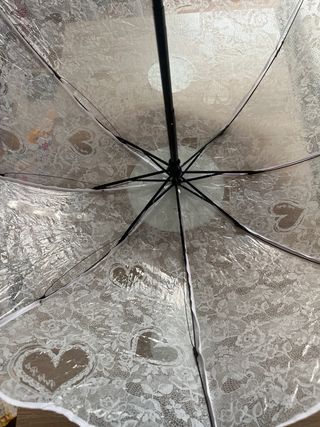 Paraguas blanco con encaje y corazones
