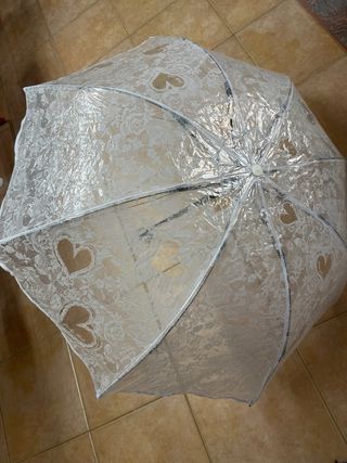 Paraguas blanco con encaje y corazones