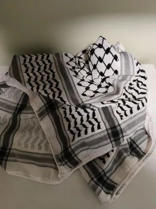 Pañuelo palestino tradicional blanco y negro