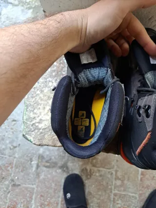 Botas de montaña Salewa negras y naranjas