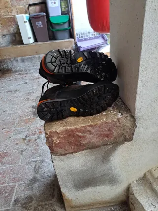 Botas de montaña Salewa negras y naranjas