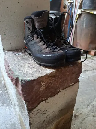 Botas de montaña Salewa negras y naranjas