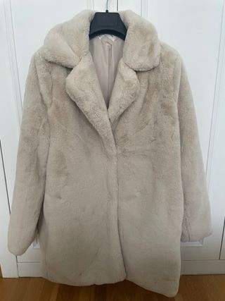 Abrigo pelo sintético beige muy suave. Como nuevo.