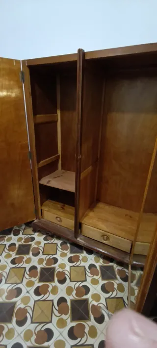 Conjunto armario y mesita madera antigua