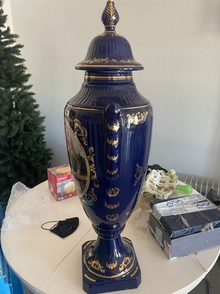 Jarrón azul con detalles dorados