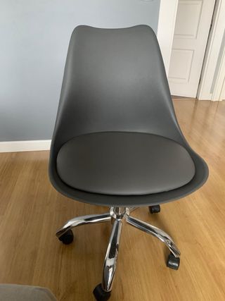 Silla de escritorio gris con ruedas