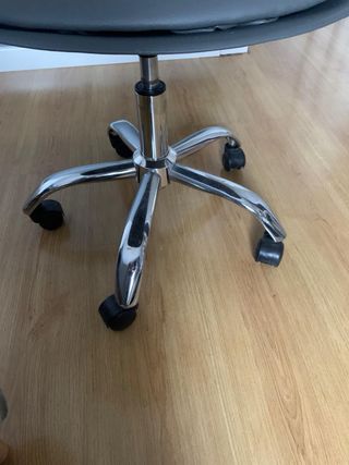 Silla de escritorio gris con ruedas