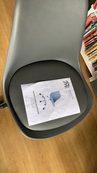 Silla de escritorio gris con ruedas