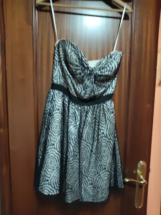 Vestido de fiesta corto negro y beige