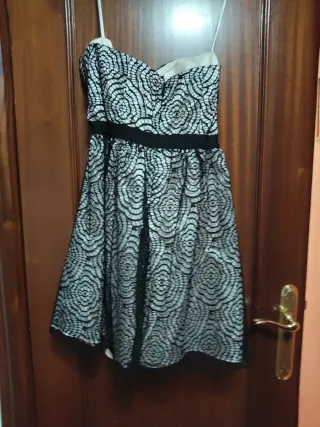 Vestido de fiesta corto negro y beige