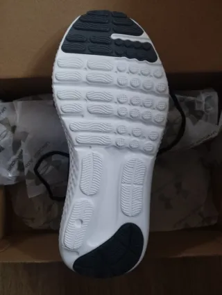 Zapatillas Under Armour Negras y Blancas