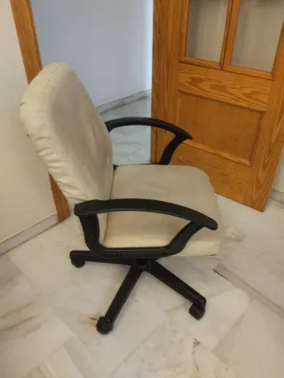 Silla de escritorio beige y negra