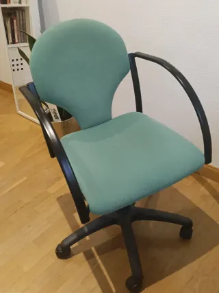 Silla de escritorio con ruedas