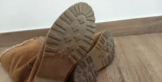 Botas de invierno beige y marrón