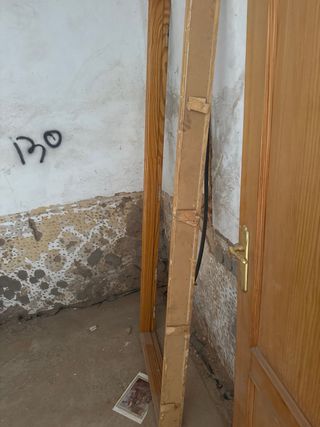 Puerta de paso madera con cerradura y marco