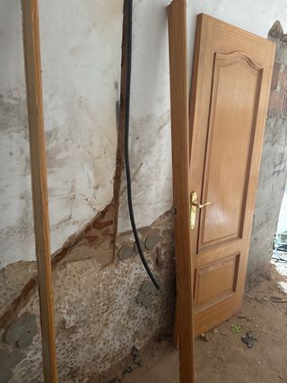 Puerta de paso madera con cerradura y marco