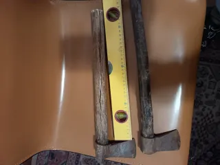 2 hachas antiguas decorativas