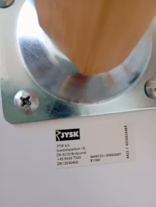 Mesas auxiliares blancas y madera