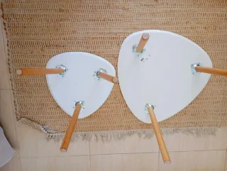 Mesas auxiliares blancas y madera