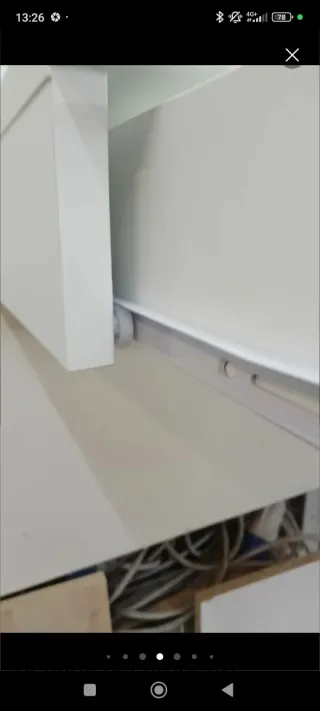 Scaffale bianco con cassetto estraibile