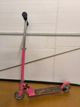 Patinete rosa con luces en ruedas