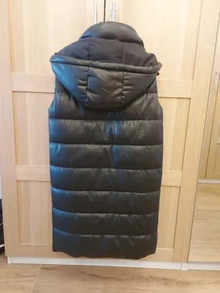 Chaleco acolchado largo negro Stradivarius T-M