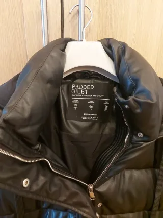 Chaleco acolchado largo negro Stradivarius T-M