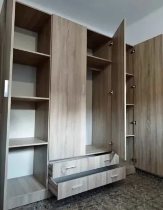 Armario Armario de madera con cajones