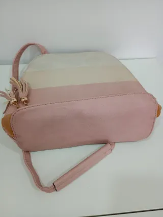 Mochila juvenil con detalles en color