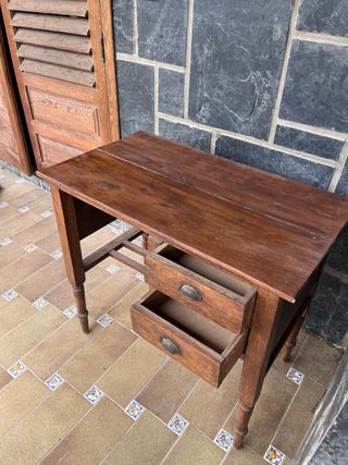 Mesa de madera con cajones