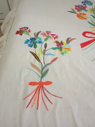 Colcha antigua bordada a mano de más de 100 años