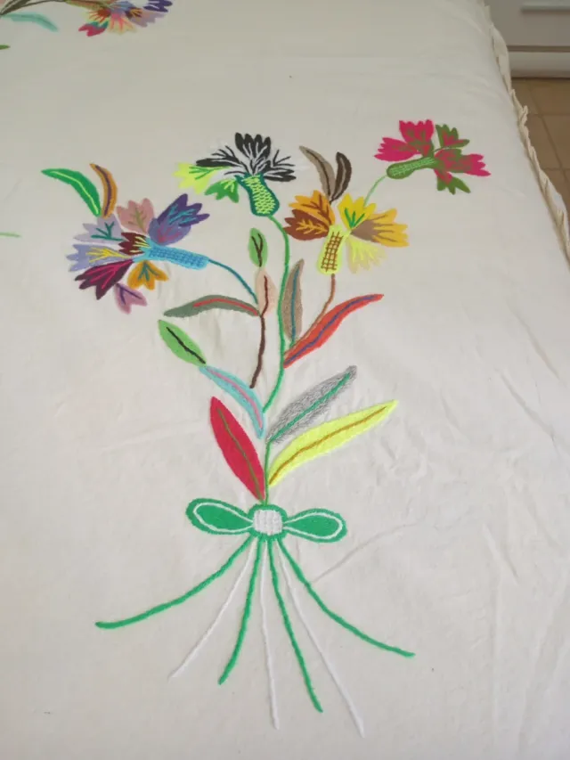 Colcha antigua bordada a mano de más de 100 años