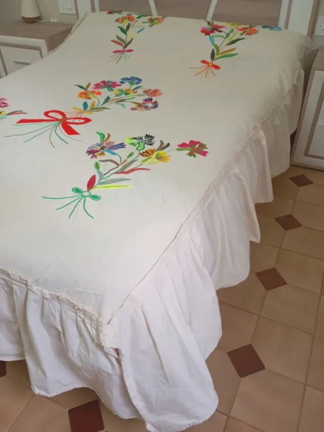 Colcha antigua bordada a mano de más de 100 años