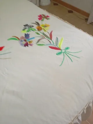 Colcha antigua bordada a mano de más de 100 años