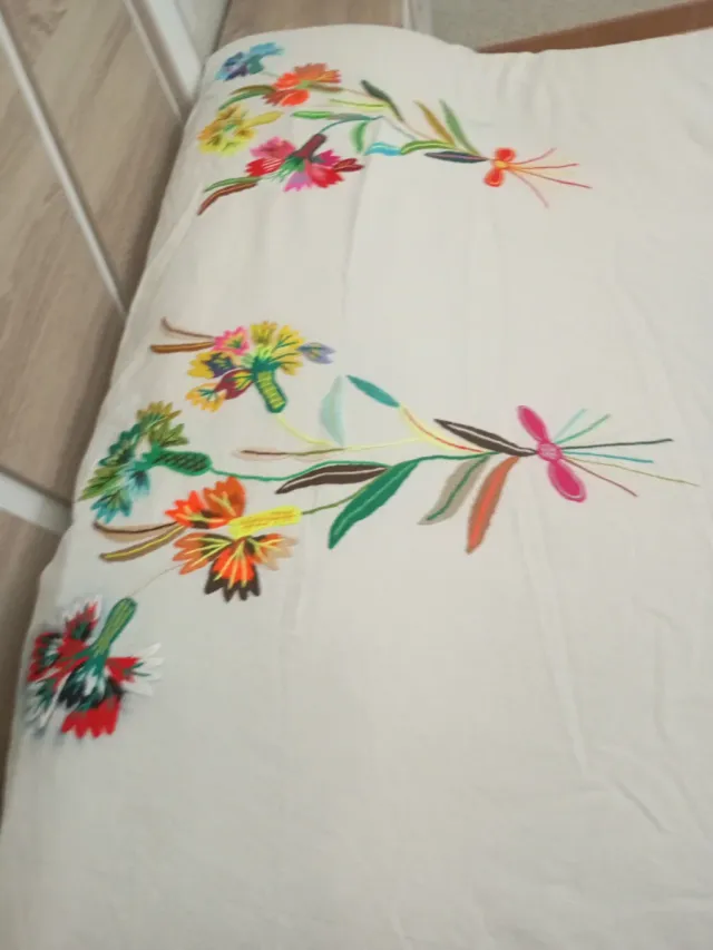 Colcha antigua bordada a mano de más de 100 años
