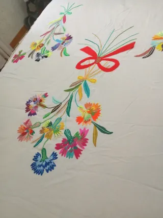 Colcha antigua bordada a mano de más de 100 años