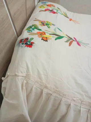 Colcha antigua bordada a mano de más de 100 años