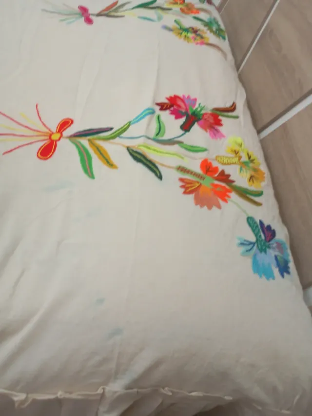 Colcha antigua bordada a mano de más de 100 años