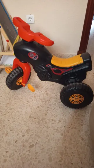 Moto infantil negra y amarilla