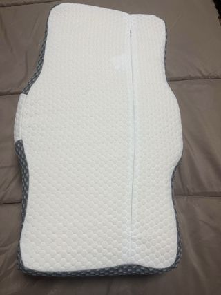 Almohada Cervical Gris y Blanca