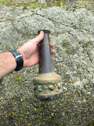 Florero antiguo de bronce con relieve