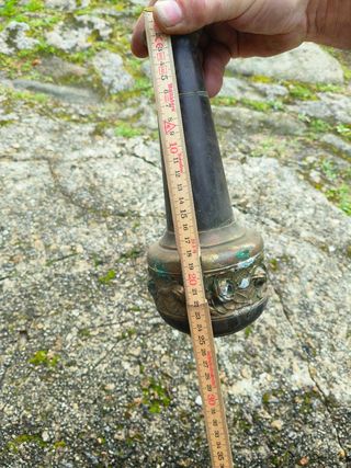 Florero antiguo de bronce con relieve